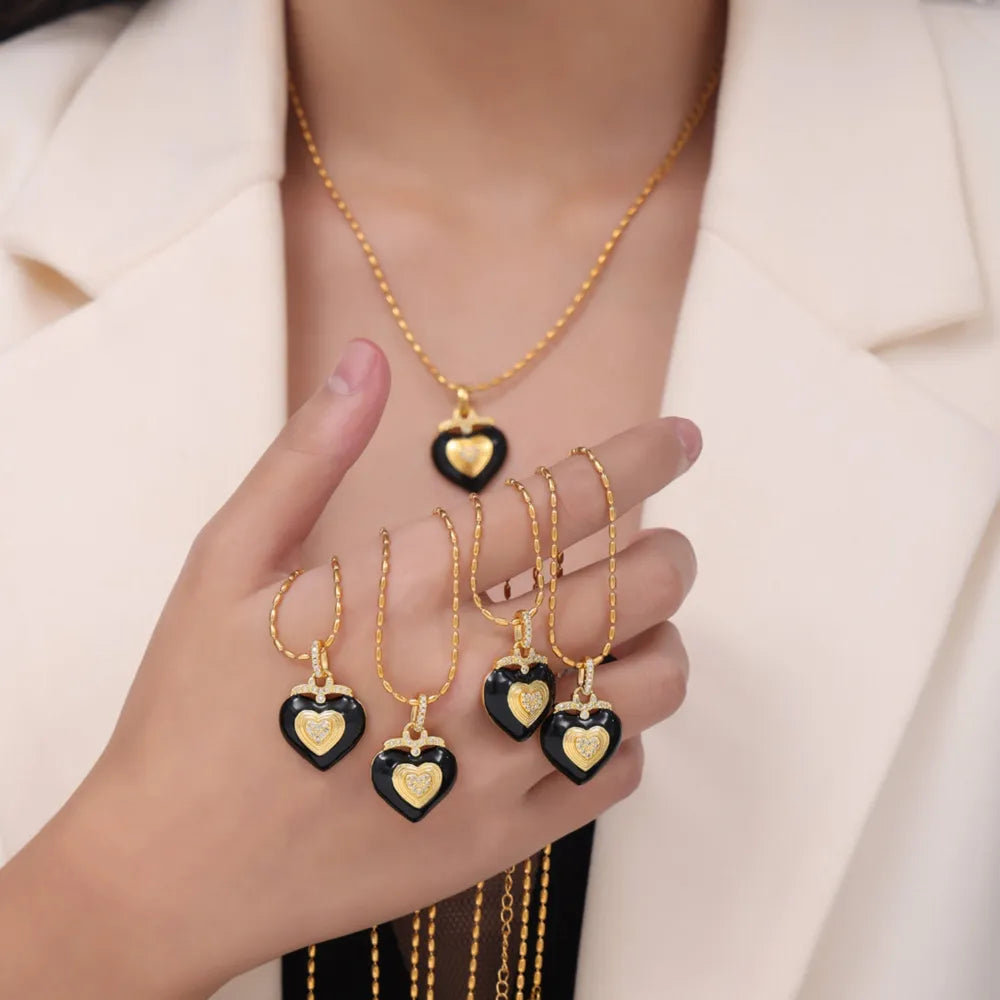 Collar Corazón con Detalles en Esmalte y Diamante Checo – Acero Titanio
