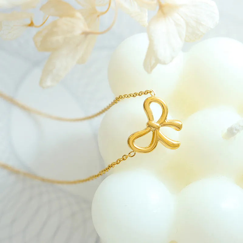 Collar con colgante lazo en acero de titanio