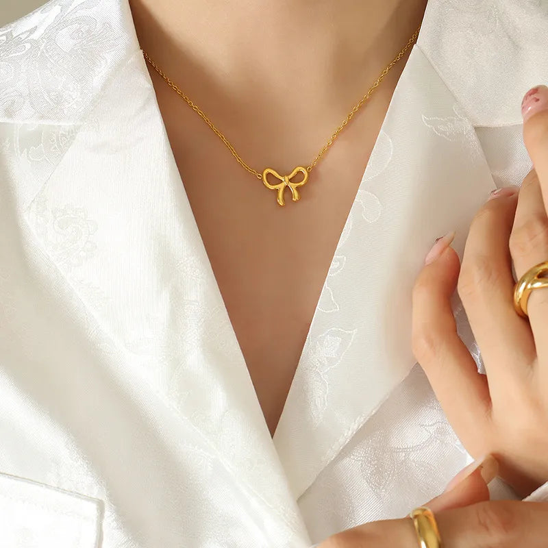 Collar con colgante lazo en acero de titanio