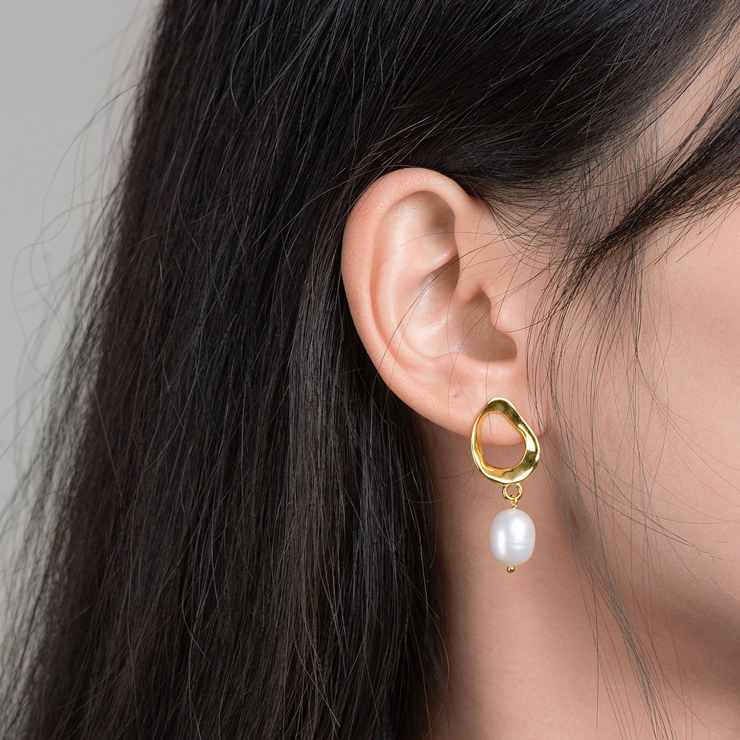 Pendientes de perla con diseño geométrico