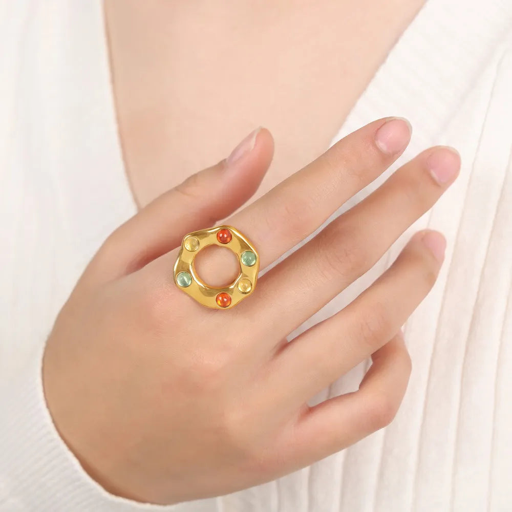 Anillo con Cuentas de Cristal – Acero de Titanio con Baño de Oro