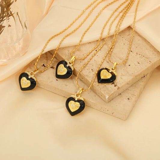 Collar Corazón con Detalles en Esmalte y Diamante Checo – Acero Titanio