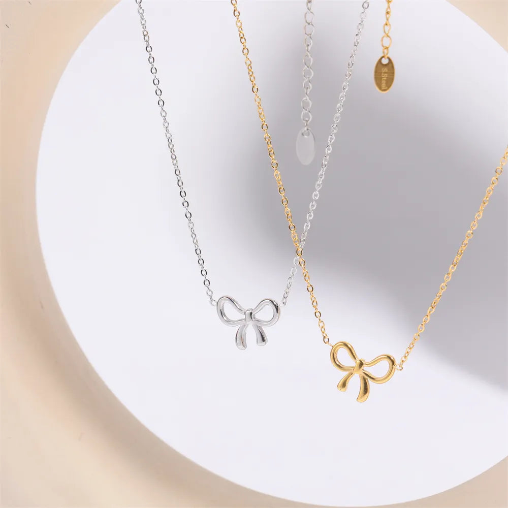 Collar con colgante lazo en acero de titanio