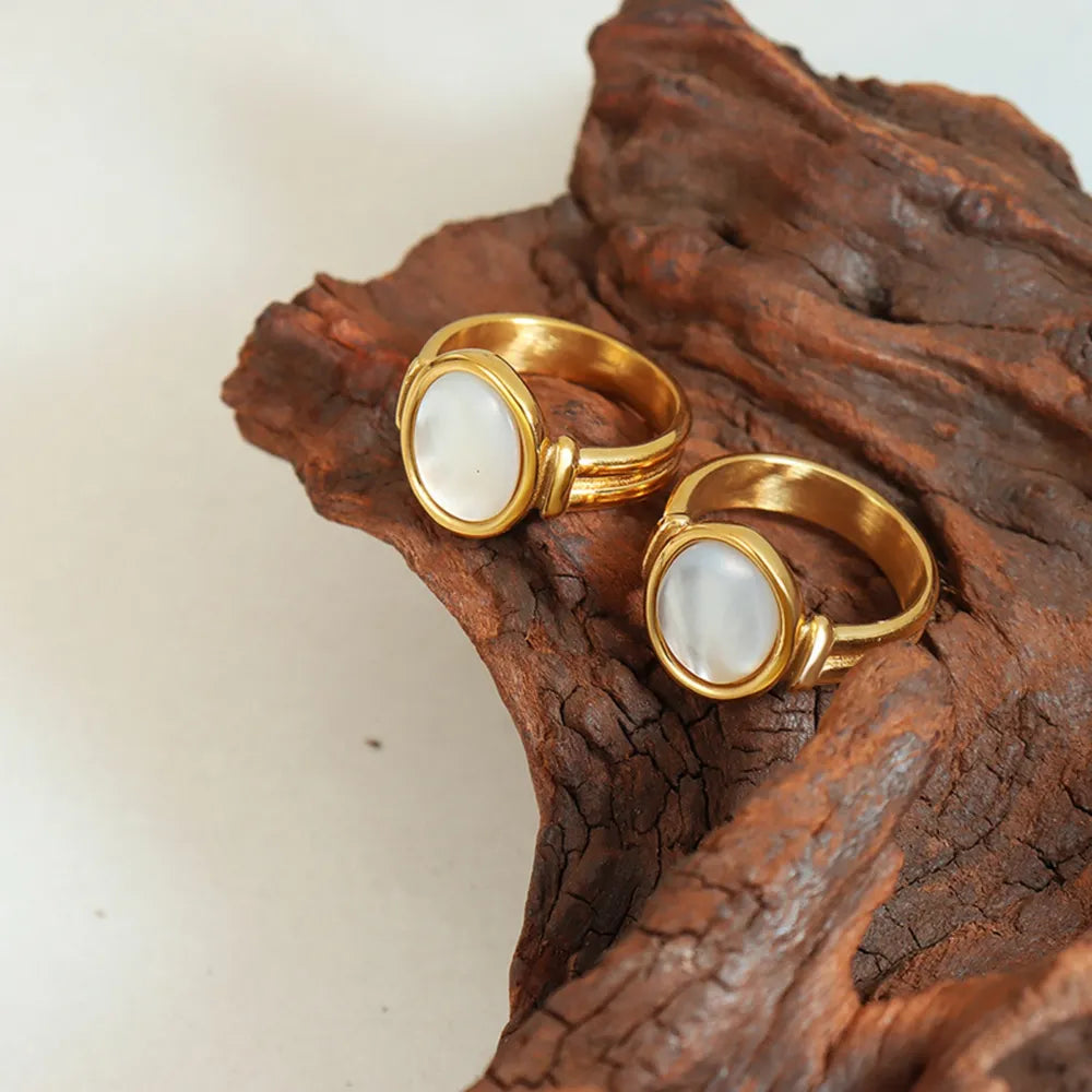 Anillo Vintage con Concha Blanca – Acero de Titanio