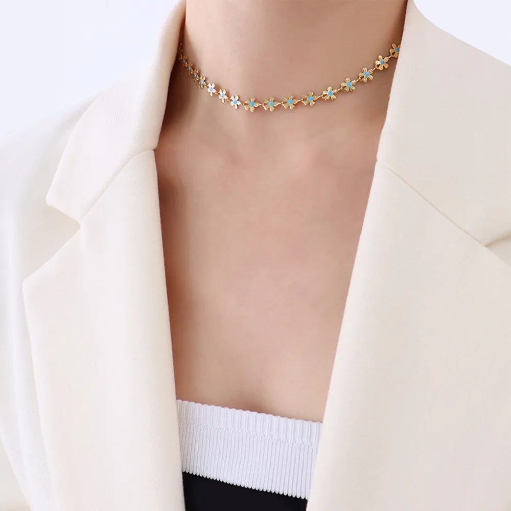 Colgante Flor de Oro con Detalle Azul – Acero de Titanio