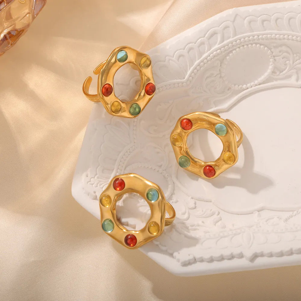 Anillo con Cuentas de Cristal – Acero de Titanio con Baño de Oro