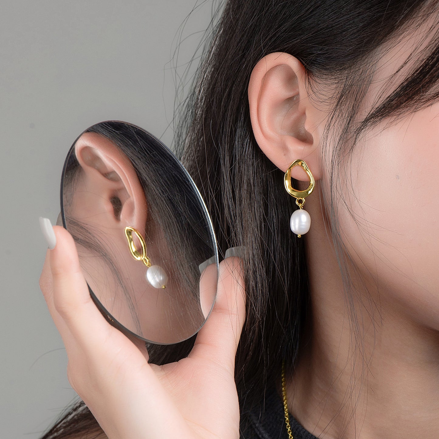 Pendientes de perla con diseño geométrico