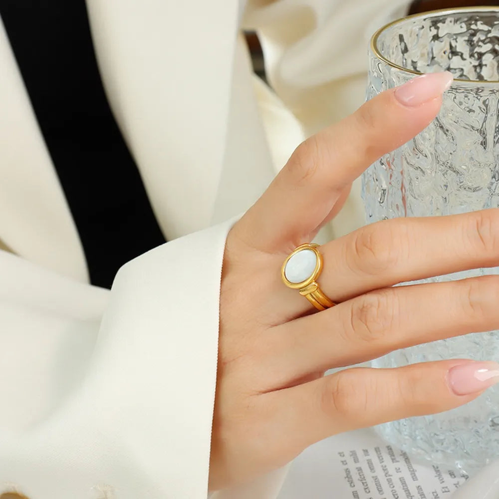 Anillo Vintage con Concha Blanca – Acero de Titanio