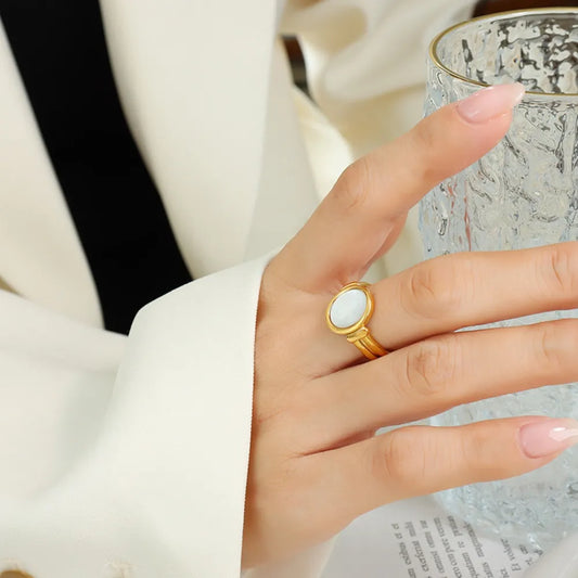 Anillo Vintage con Concha Blanca – Acero de Titanio