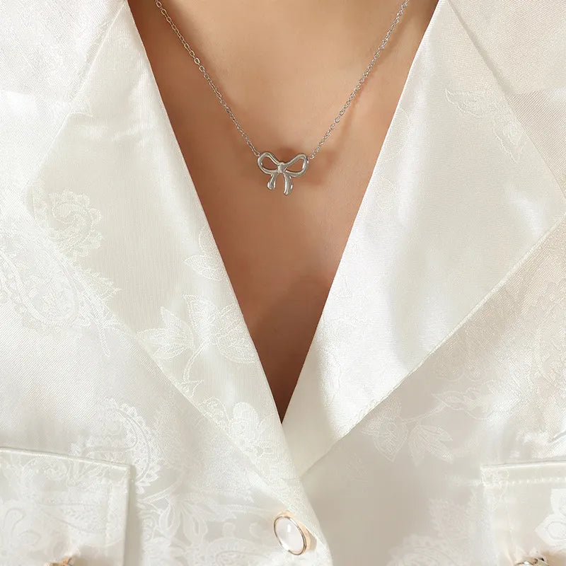 Collar con colgante lazo en acero de titanio