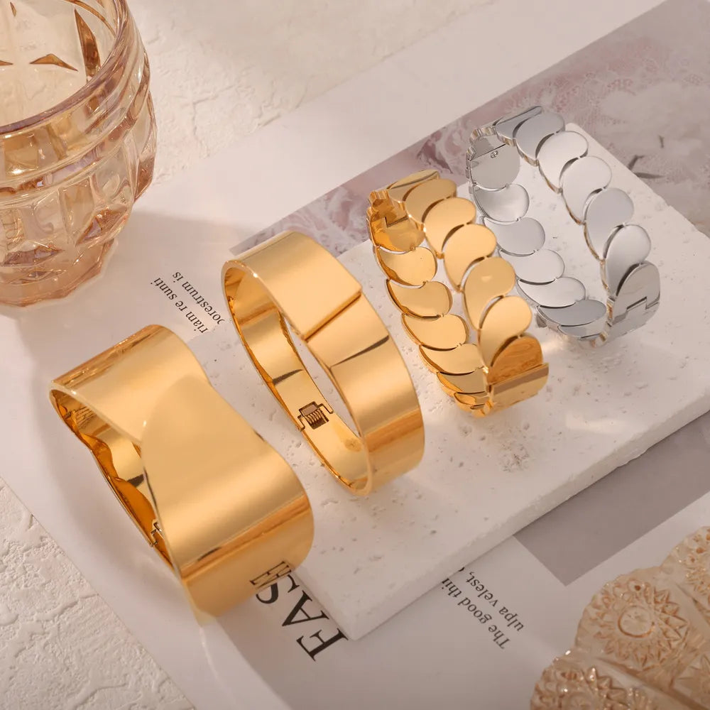 Brazalete en acero de titanio bañado en oro