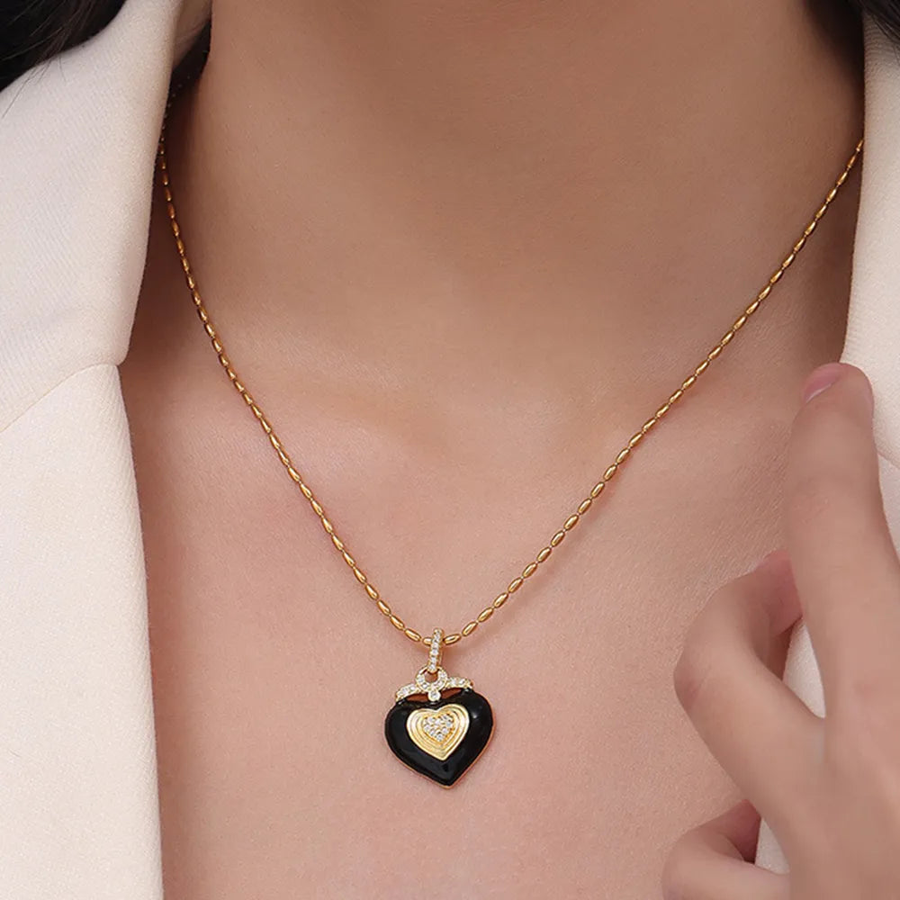 Collar Corazón con Detalles en Esmalte y Diamante Checo – Acero Titanio