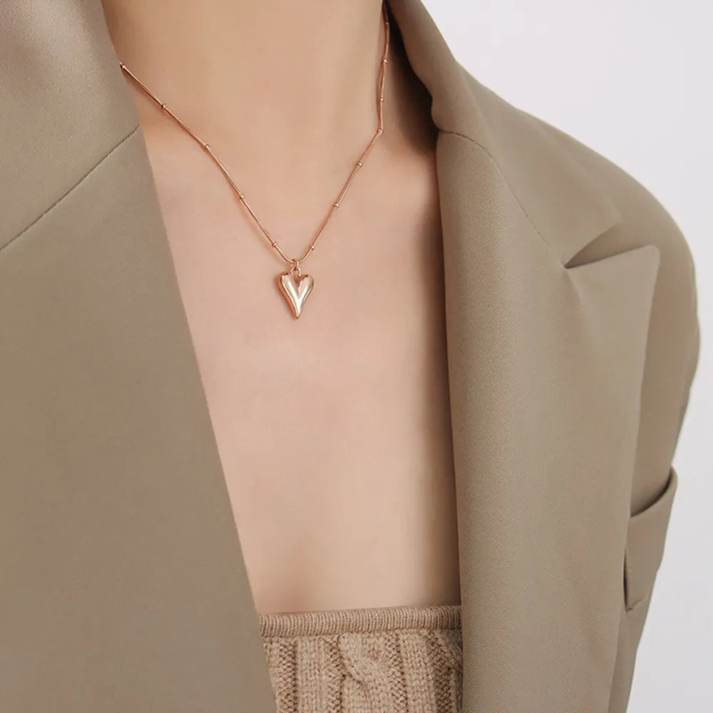 Collar Corazón Minimalista en Oro 18K – Acero Titanio